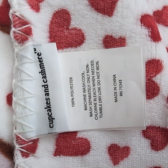❌SOLD❌Cupcakes and Cashmere Valentine's Day Oversized Reversible Throw 🍓 - Picture 7 of 7
